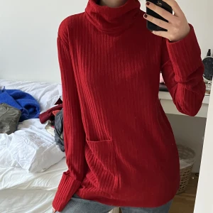 Röd polotröja  - Jättemysig röd polotröja från zara. Köpt på Sellpy men i bra skick. Priset kan diskuteras. Frakt tillkommer men kan annars mötas upp vid Medborgarplatsen i Stockholm. 