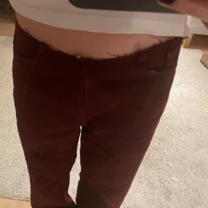 Så snygga röda jeans! - Så himla snygga röda jeans som jag har klippt där uppe själv så att dem är lågmidjade, säljer pga för stora💕