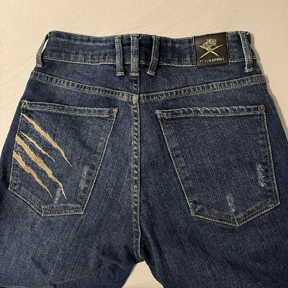 Storlek 28, bra skick, säljer pågrund av att dom aldrig används, ny pris runt 2000kr, säljer för 750kr. Jeans & Byxor.