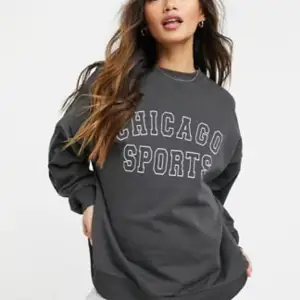 Säljer den här mörkgråa sweatshirten med vitt tryck från ASOS💗finns inte längre att köpa på hemsidan, storlek 36💕nypris 219, jag säljer för 80kr + frakt🥰
