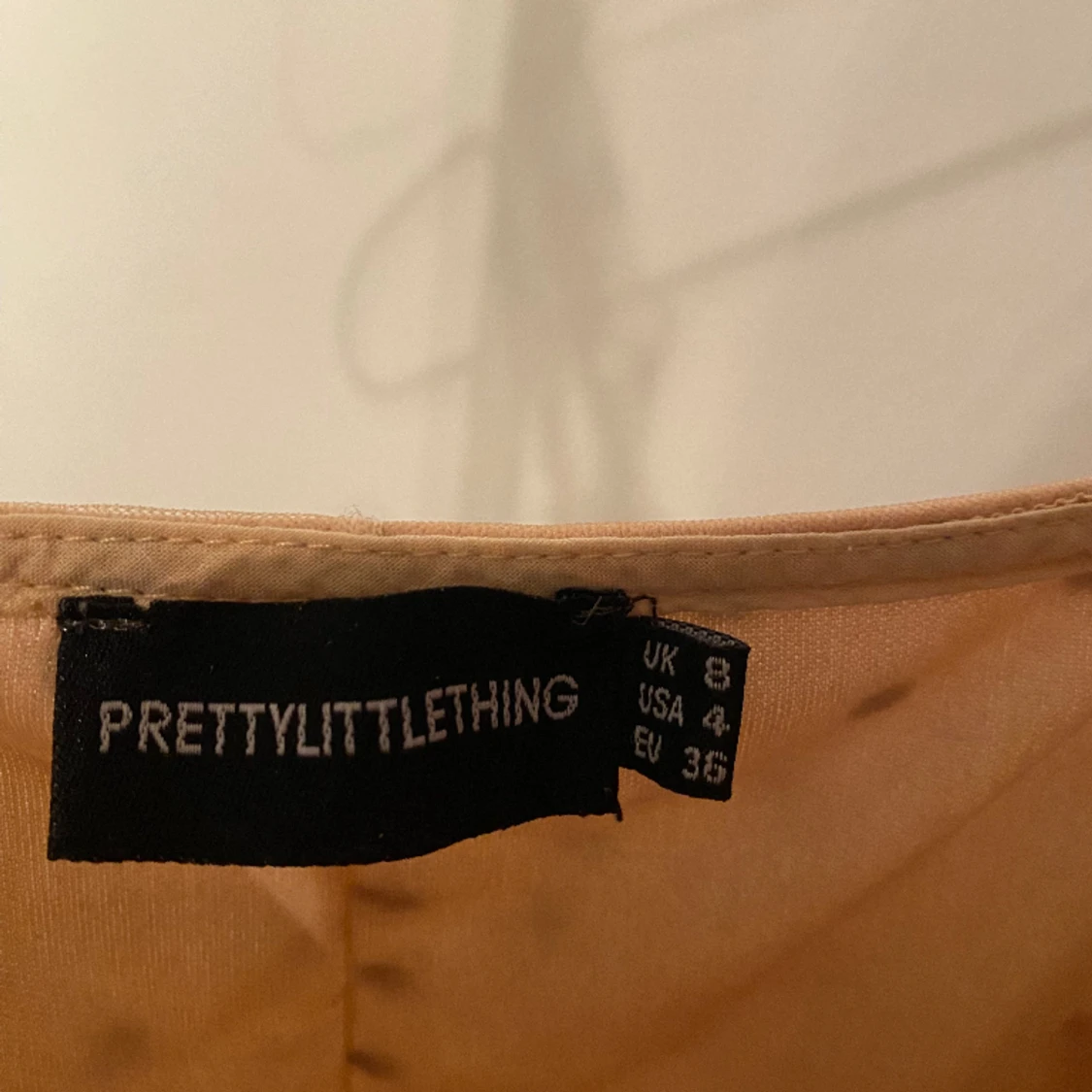 Prickig beige klänning - 91