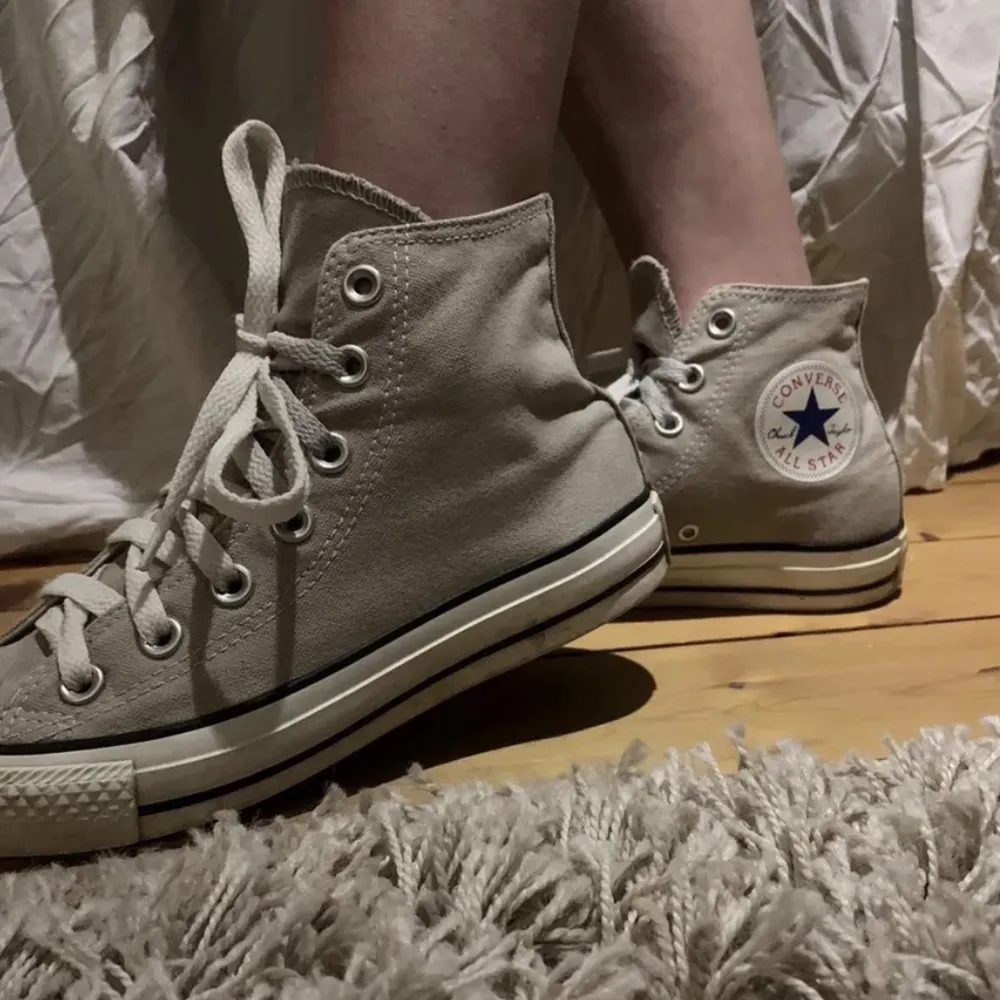 Beigea converse, kommer ej t användning 🙌🏽. Skor.