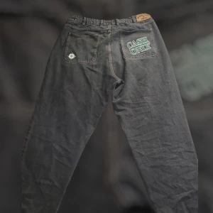 Baggy Cash Only Jeans - Baggy asf🔥 Väldigt använda därför lågt pris! Hål i fickorna och lite slitna längst ner.