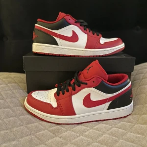 Air Jordan 1 low - Säljer nu ett par Jordan 1 low ”Bulls”. Skick 8/10 då skorna har ett par märken längst bak (se bild 3) annars bra skick. Skolåda följer med. Skriv gärna vid funderingar. OBS inga byten!