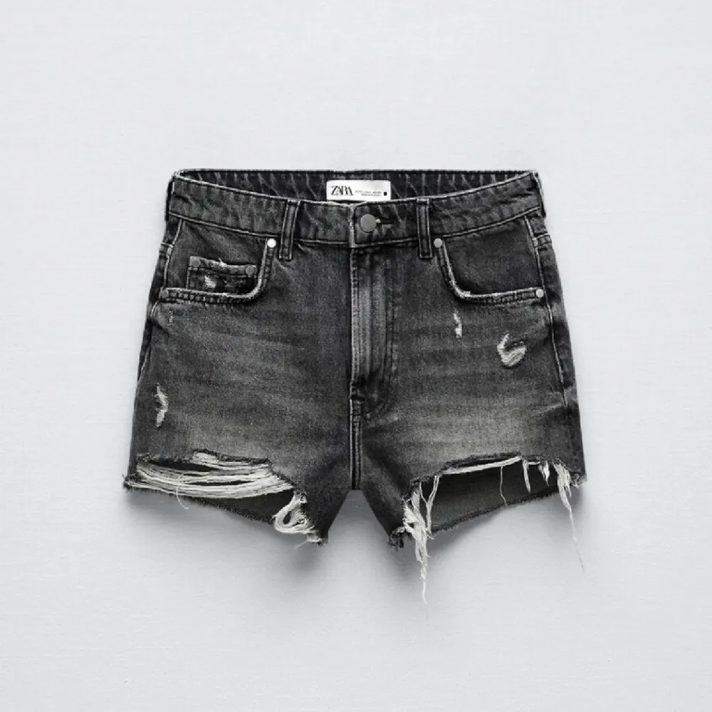 Jättesnygga basic jeans shorts, som endast är använd ca 3 gånger, ifrån Zara 💕 . Shorts.