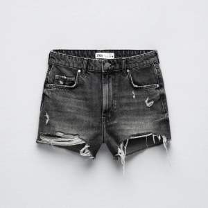 Jättesnygga basic jeans shorts, som endast är använd ca 3 gånger, ifrån Zara 💕 