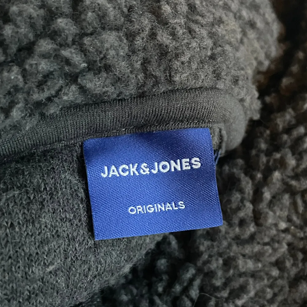 Fleece hoodie från Jack & Jones Hoodien oversized i storlek S. Använd ett fåtal gånger. Nypris 500kr. Hoodies.