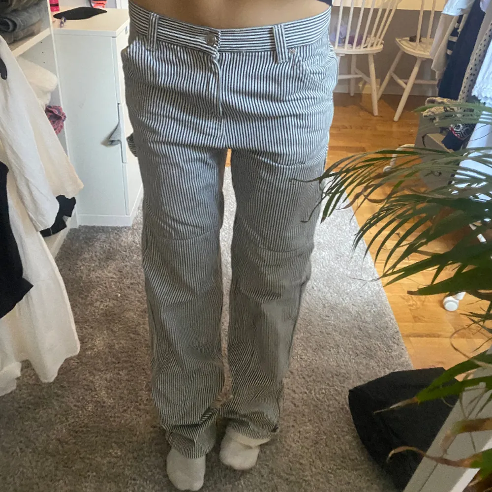 Säljer dessa cargo byxor från mango, storlek 34 men passar även 36🫶. Jeans & Byxor.