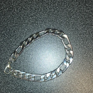 Silver armband  - Säljer den dene fin och fräsch