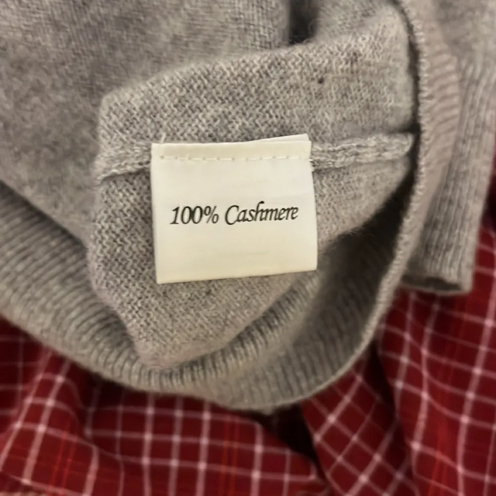 Säljer denna sjukt snygga gråa half zip från Davida Cashmere, tröjan är i toppskick och har knappts används Nypris:2500kr Skick:9/10. Stickat.