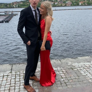 Balklänning - En balklänning som är omsydd upptill, då jag inte ville ha den v-ringad som den var ifrån början. Bara använt den en gång, så den är i väldigt bra skick❤️ Det går att diskutera priset