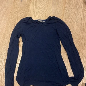 Långärmad tröja  - Mörkblå långärmad tröja, sitter tight