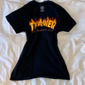 Svart t-shirt med Thrasher tryck - Köpt på Humana för 120kr. Uppskattad storlek S. 