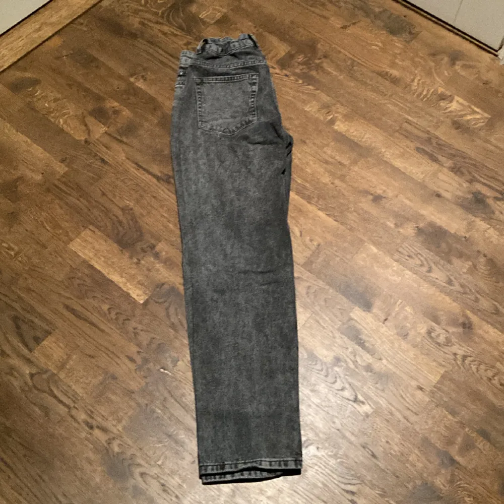 Jag säljer ett par nästan sprillans Grunt jeans använda endast ca 3 gånger eftersom dem har varit lite stora, Jeansen passar 14y. Nypris 700kr. Jeans & Byxor.