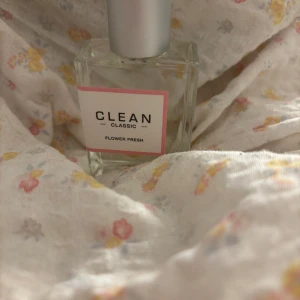 Clean parfym  - Säljer clean parfym i doften Fresh Flowers. Testad en gång annars oanvänd. Skickas utan original förpackning 