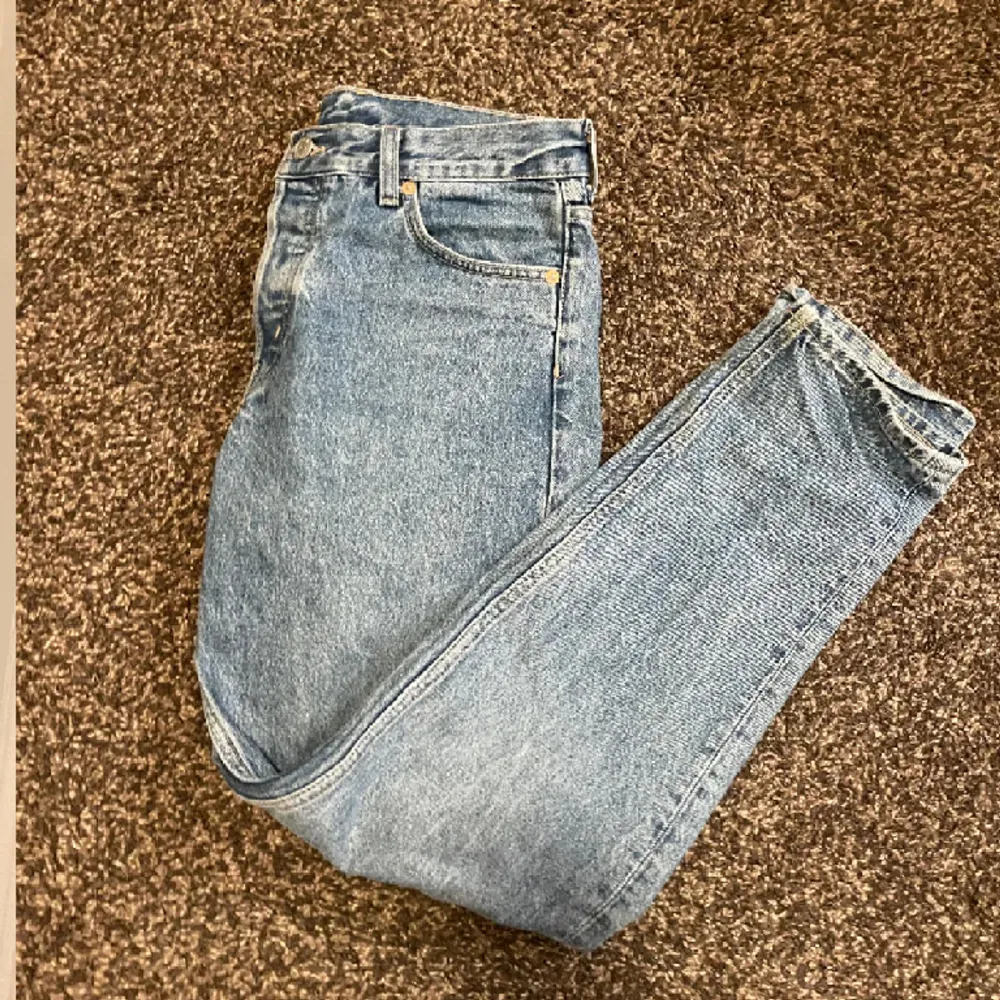 Ett snyggt par weekday jeans som inte kommer till användning och söker ett nytt hem, skriv vid intresse! . Jeans & Byxor.