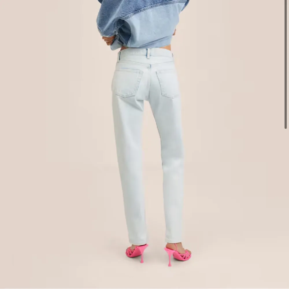 säljer dessa SÅ snygga raka jeans ifrån mango som tyvärr inte passade mig, därav lånad bild🪩 helt nya med lappen kvar. köptes för 420kr säljer för 145 exklusive frakt 💕🩷. Jeans & Byxor.