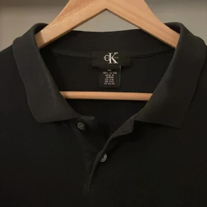Calvin Klein Piké - Pikétröja från Calvin Klein i storlek M, Sparsamt använd och galet snygg 