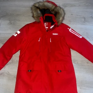 Truenorth jacka  - Väldigt fin och varm vinterjacka. Inte amvänd mer än 1/2 gånger. 