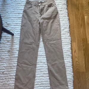Beige jeans, NAKD - snygga jeans i en fin beige färg!! jag har tagit upp sömmen längst ner, se bild 3 Passar er från 170+