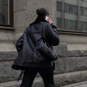 Jacka - Säljer denna jättefina jacka då jag inte längre får användning utav den. Köpt på NA-KD där nypriset var 1100kr men jag säljer för 500kr. Den är i jätte bra skick då den fortfarande ser helt ny ut. Storlek 36. 