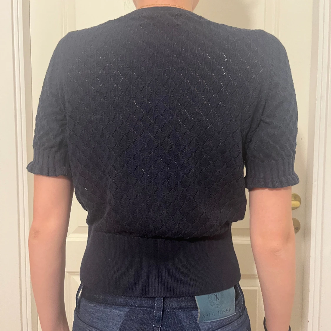 Mörkblå stickad t-shirt  - 90