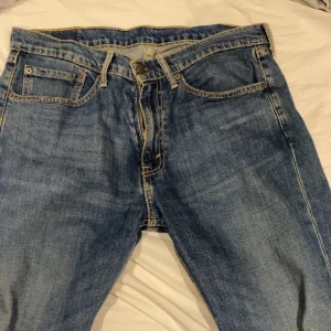 Levis 505 - 34x32 sjukt feta brallor, är straight legged. Sitter lite oversize men inte överdrivet.