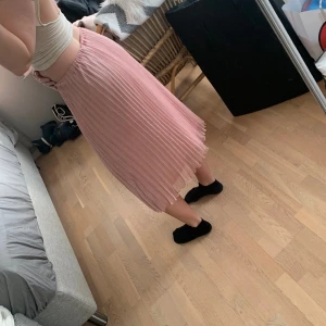 Lång kjol - Säljer en exakt likadan lång kjol fast i baby rosa då den inte heller kommer till användning! Använt 1 gång så väldigt fint skick! 🤍