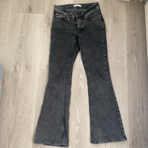 Grå bootcut jeans  - Ett par as snygga grå jeans från Ginatricot, tyvärr för korta för mig. Låg midjade, petite. Superskick, använda fåtal gånger💗Köpta för 499kr💘