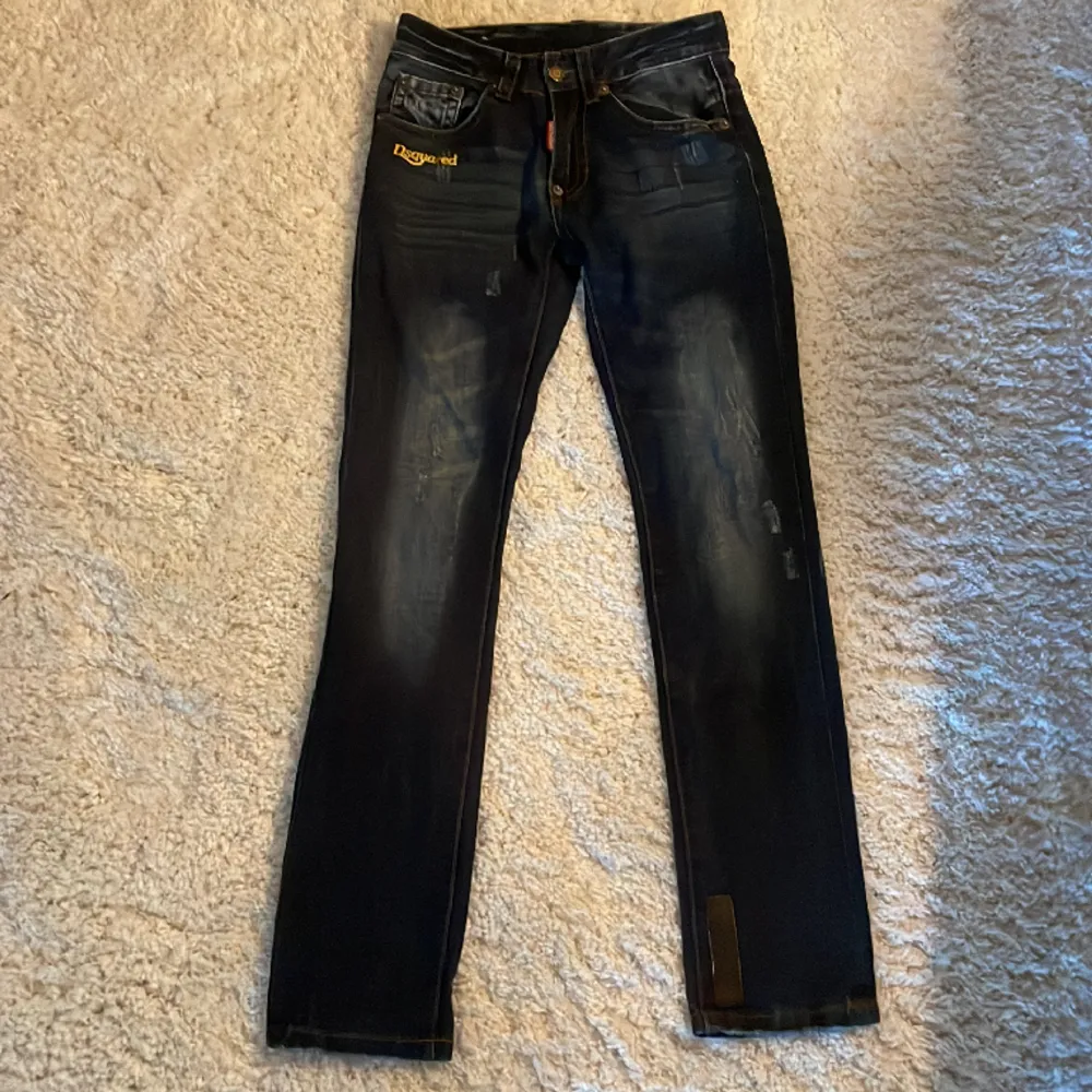Jeansen är storlek 28, använt fåtal gånger men den gula loggan vid höften är skadad. I övrigt bra skick. . Jeans & Byxor.