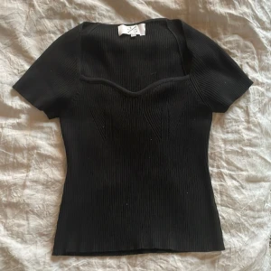 Svart topp - Superfin svart tight topp!!💕💕💕