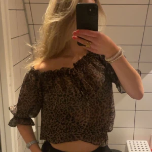 Leopardprint blus  - Säljer denna superfina blus aldrig använt och passar s/m 💘💘💘lite genomskinligt men supersnyggt med ett linne under också, man kan ändra storleken runt halsen med hjälp av en Knut💫💘