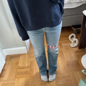 Lee jeans - Så snygga och originella jeans från lee. Slits längst ner, hittar ingen storlek i men skulle gissa 28 i midjan och jag är 1,68🫶🏼