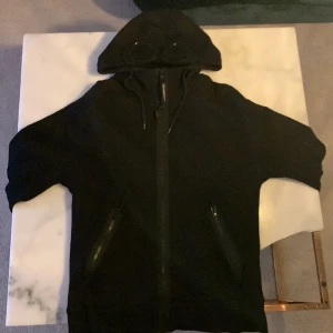 C.P company  - Säljer nu min cp company zip eftersom det var ett spontanköp och ganska intensivt   Skick: 10/10 Den är i princip som ny ’’aldrig använd’’ ’’Endast testad’’ Storleken är S   men passar även Medium   BETALA VIA SWISH ELLER PLICK, ”INGA BYTEN” ”ÄKTA”