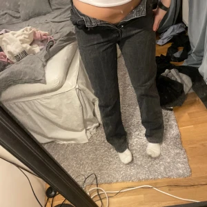 Svarta urtvättade jeans  - Perfekta jeans att styla med till massor av olika plagg, tyvärr för små för mig!