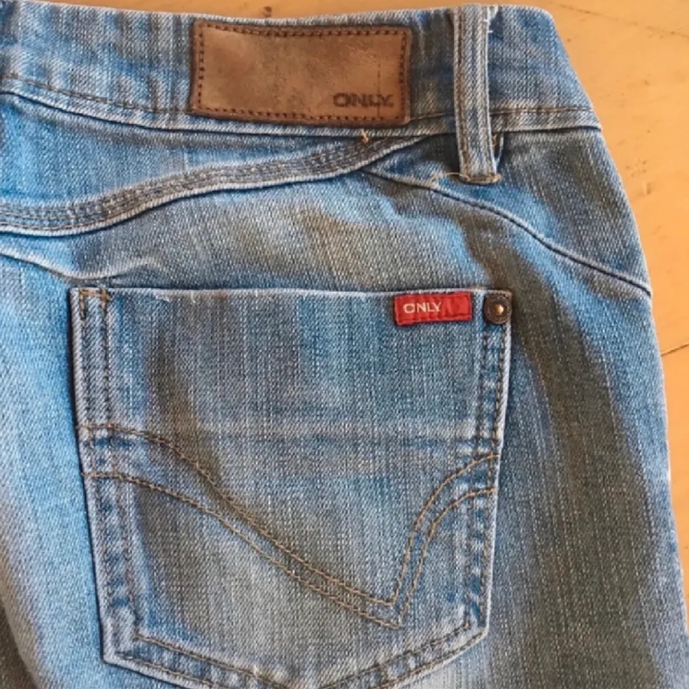 Jeans ifrån only som tyvärr är för små för mig. långa i benen så passar dig som är lång💕. Jeans & Byxor.