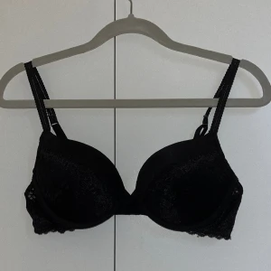 Bh - En svart oanvänd push-up bh ifrån H&M.🖤 storlek 80A. 