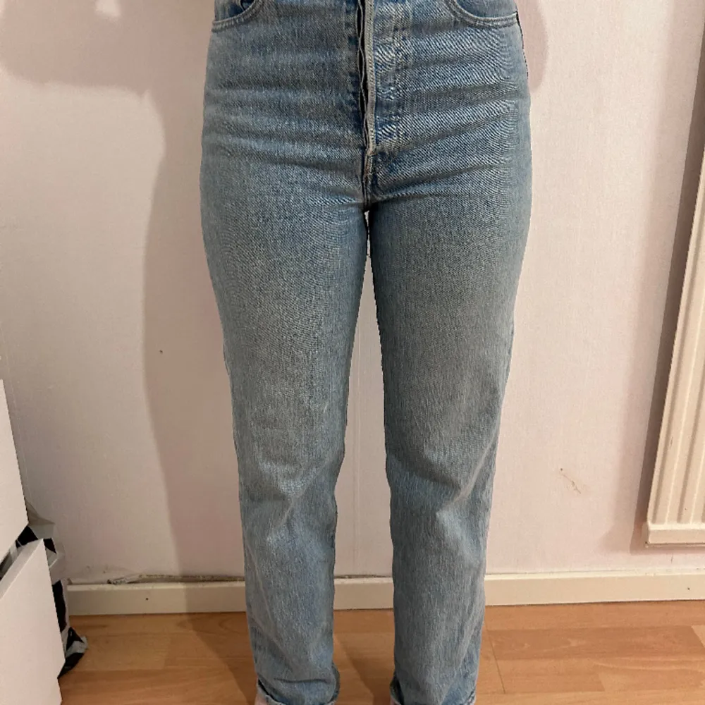 Jättefina jeans. Använt ett par gånger💕Vid midjan är storleken 25. Högmidjade Straight jeans 💕💕. Jeans & Byxor.