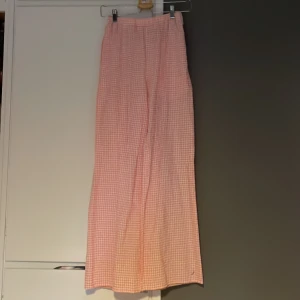 Rutiga byxor  - Fina somriga byxor från shein i storlek xs. Aldrig använda, med fickor. 