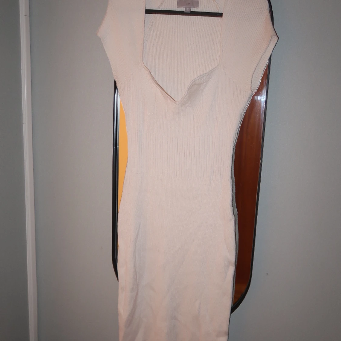 Krämvit figursydd klänning  - 91