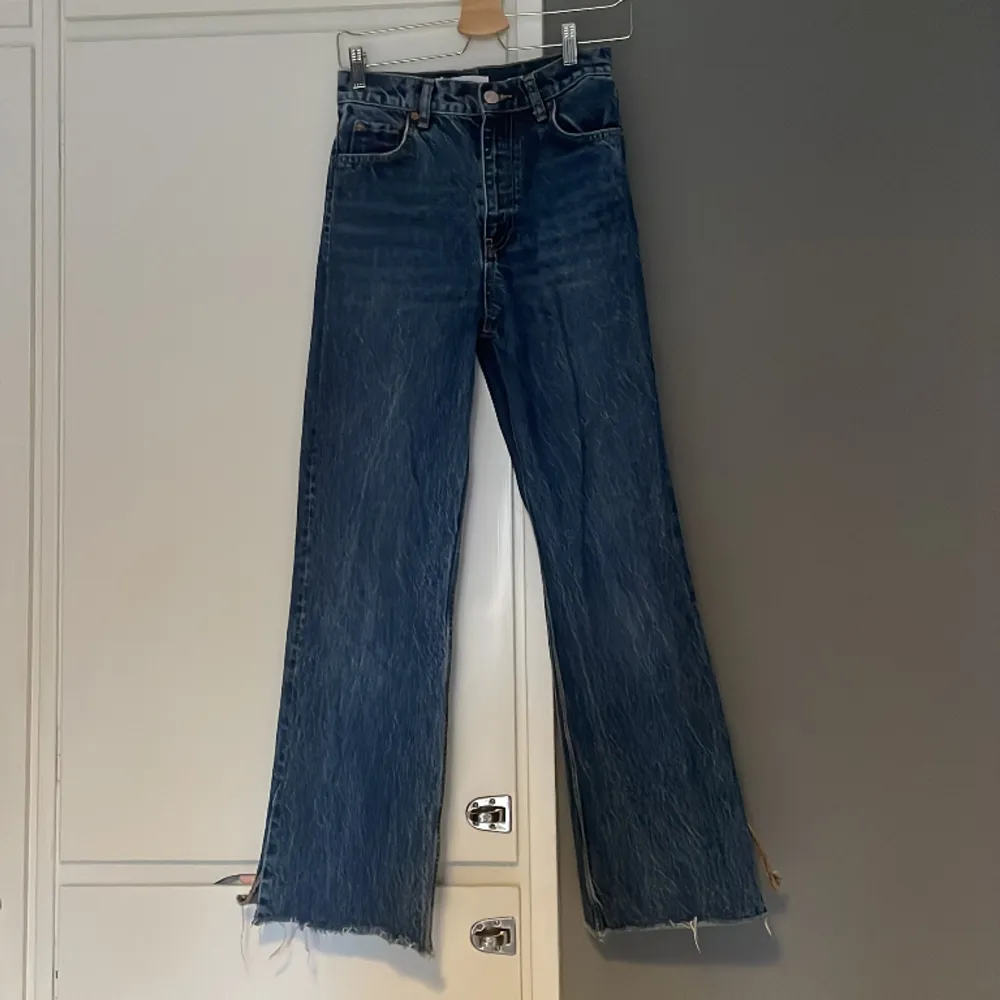 Klippt slits i jeansen och längden är lite kortare. Orginal storleken är 34.  Slitna mellan benen, arnas jättefina sköna jeans. . Jeans & Byxor.