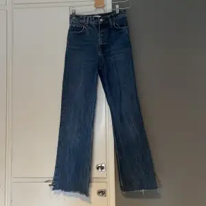 Klippt slits i jeansen och längden är lite kortare. Orginal storleken är 34.  Slitna mellan benen, arnas jättefina sköna jeans. 