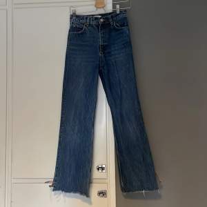 Klippt slits i jeansen och längden är lite kortare. Orginal storleken är 34.  Slitna mellan benen, arnas jättefina sköna jeans. 