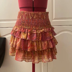 Zara kjol - Jättefin zara kjol. Går ej ner i pris. Lånad bild!