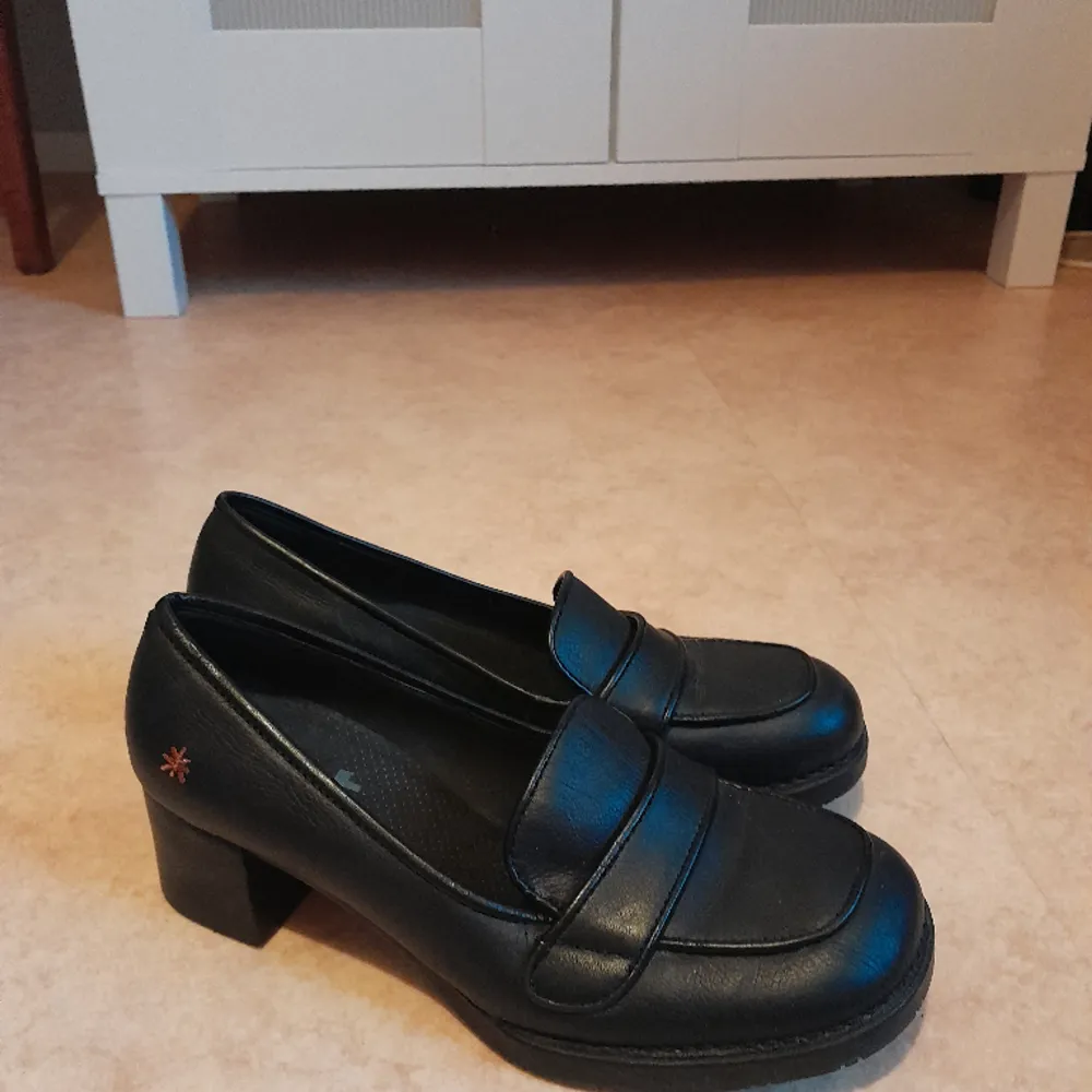 Nästan nya Art svarta skinn skor strl.38 ,pris 200kr + frakt. Skor.