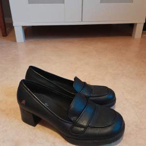 Nästan nya Art svarta skinn skor strl.38 ,pris 200kr + frakt