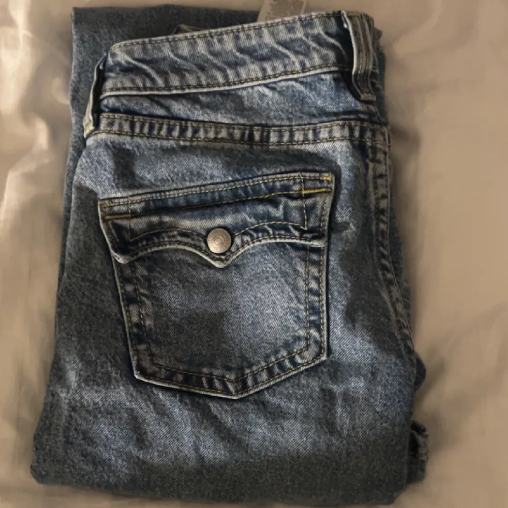 Ett par jättesnygga lågmidjade Levis jeans perfekta nu mot våren/sommaren😍Väldigt fina detaljerade bakfickor. Säljer då de är lite för små för mig. Använda 1 gång. W28 L34, slutsåld på hemsidan. Jeans & Byxor.