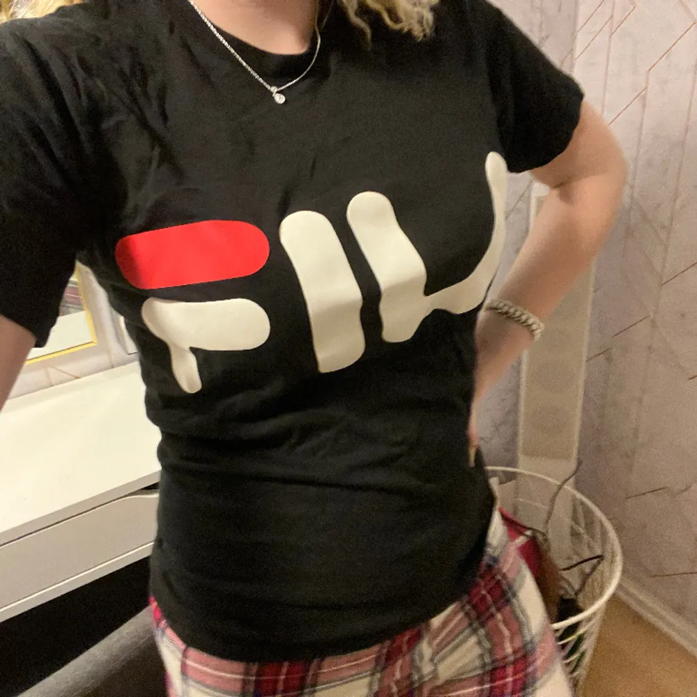 Svart fila T-shirt, fint skick, inte använd så mycket, säljs då den är för liten. T-shirts.