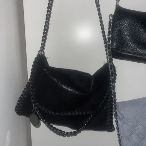 Stella McCartney liknande väska - Svart väska, lik stella mcCartney.