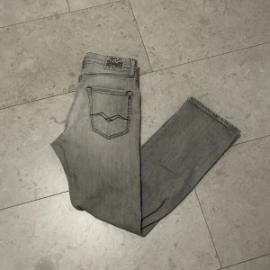 Replay jeans  - Dem är 152 så blir typ w26 l27. Har inte använt dem på länge och har bara haft dem i garderoben.